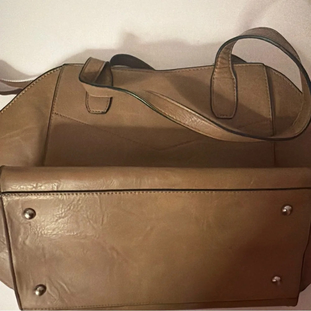 BCBG Maxazria Women's Handbag Zipper Closure 100% Leather material  Brown Color‎